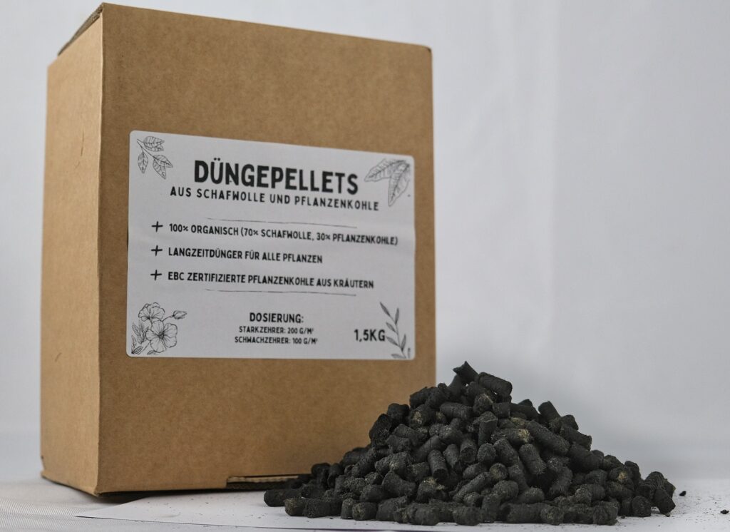 Düngepellets aus Schafwolle und Pflanzenkohle